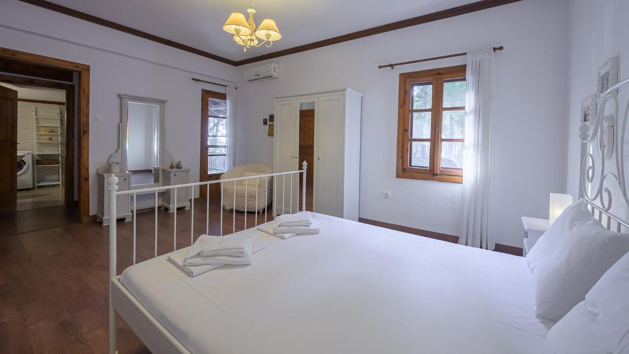 Squirrel Beach Front Villa, Metamorfosi Екстер'єр фото